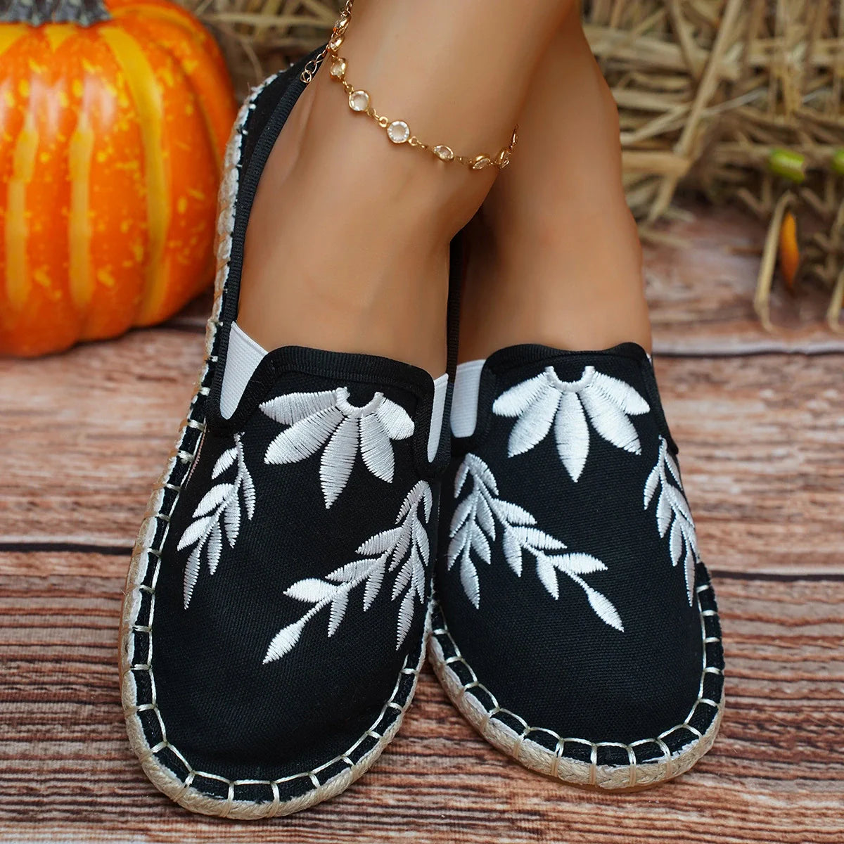Embroidered  Round Toe Shoes